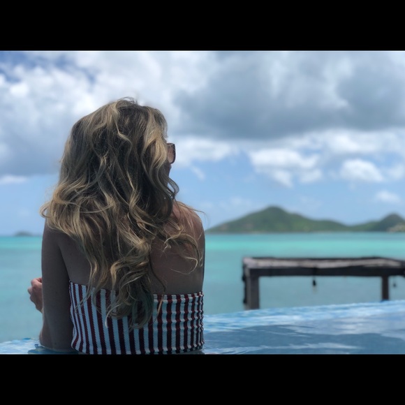 Meet your Posher, Nicole - Picture 1 of 2